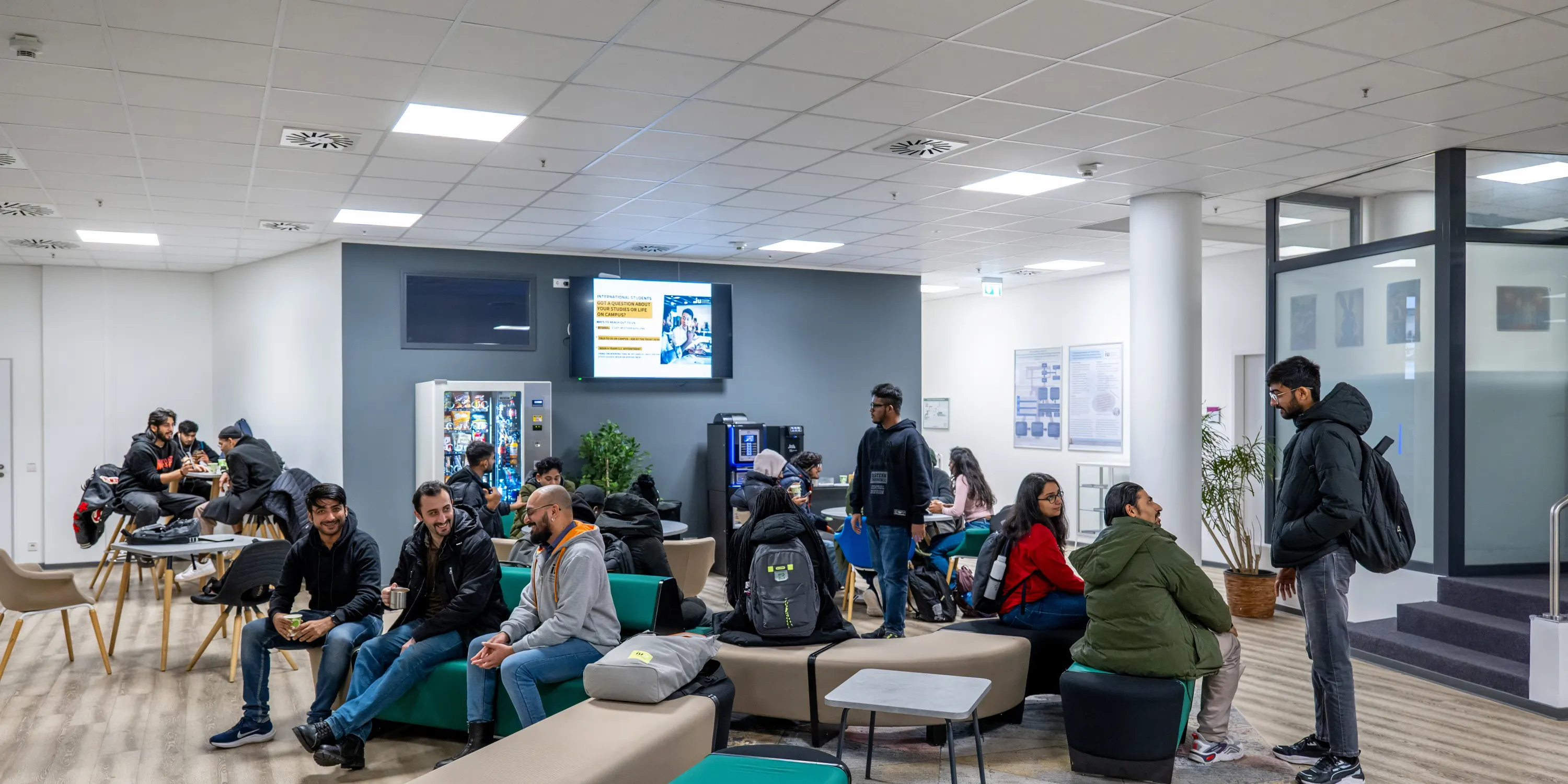 Campus presencial en Madrid y Barcelona: donde la universidad deja de ser pantalla y empieza a pedir presencia