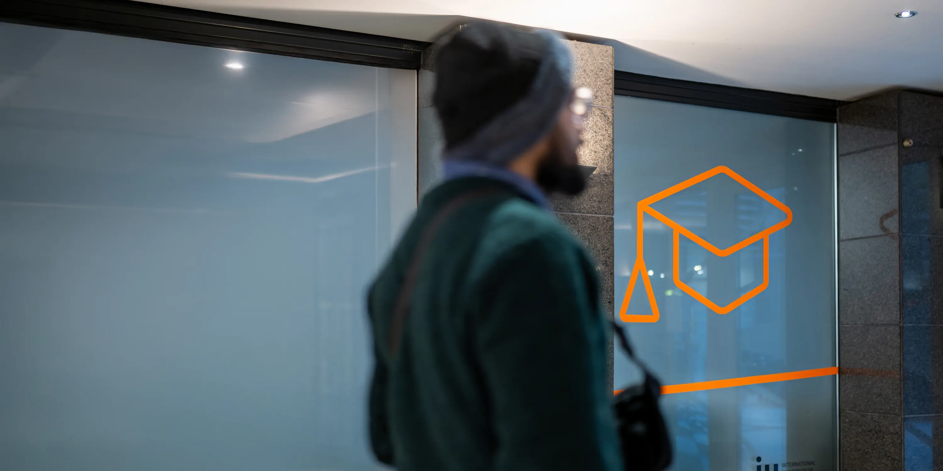Campus, ciudad y riesgo migratorio: cómo decidir España cuando la experiencia es presencial y digital a la vez