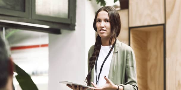 Entrar al mercado laboral IT en España: estudiar, trabajar hasta donde la ley permite y convertir práctica en residencia profesional