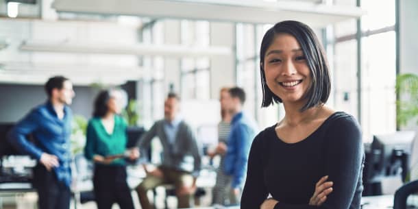 Entrar al mercado laboral IT en España: estudiar, trabajar hasta donde la ley permite y convertir práctica en residencia profesional