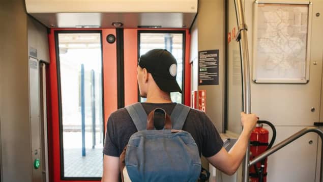 Del diploma aislado al capital relacional: cómo una credencial viaja mejor cuando no viaja sola