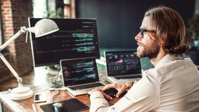Sostenibilidad tridimensional: la forma en que SAEJEE convierte misión, tecnología y talento en gobernanza