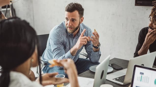 Entrar al mercado laboral IT en España: estudiar, trabajar hasta donde la ley permite y convertir práctica en residencia profesional