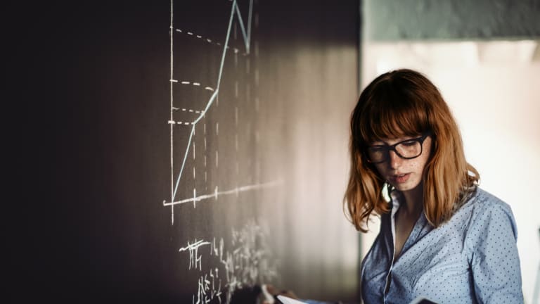 Talento sobre Capital: becas como inversión en mérito, no como rebaja de prestigio